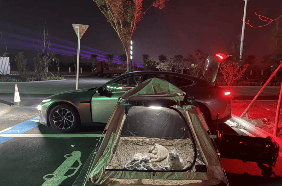 期间年轻人旅行掀起“帐篷过夜”热潮不朽情缘正版不住酒店住帐篷！国庆(图2)